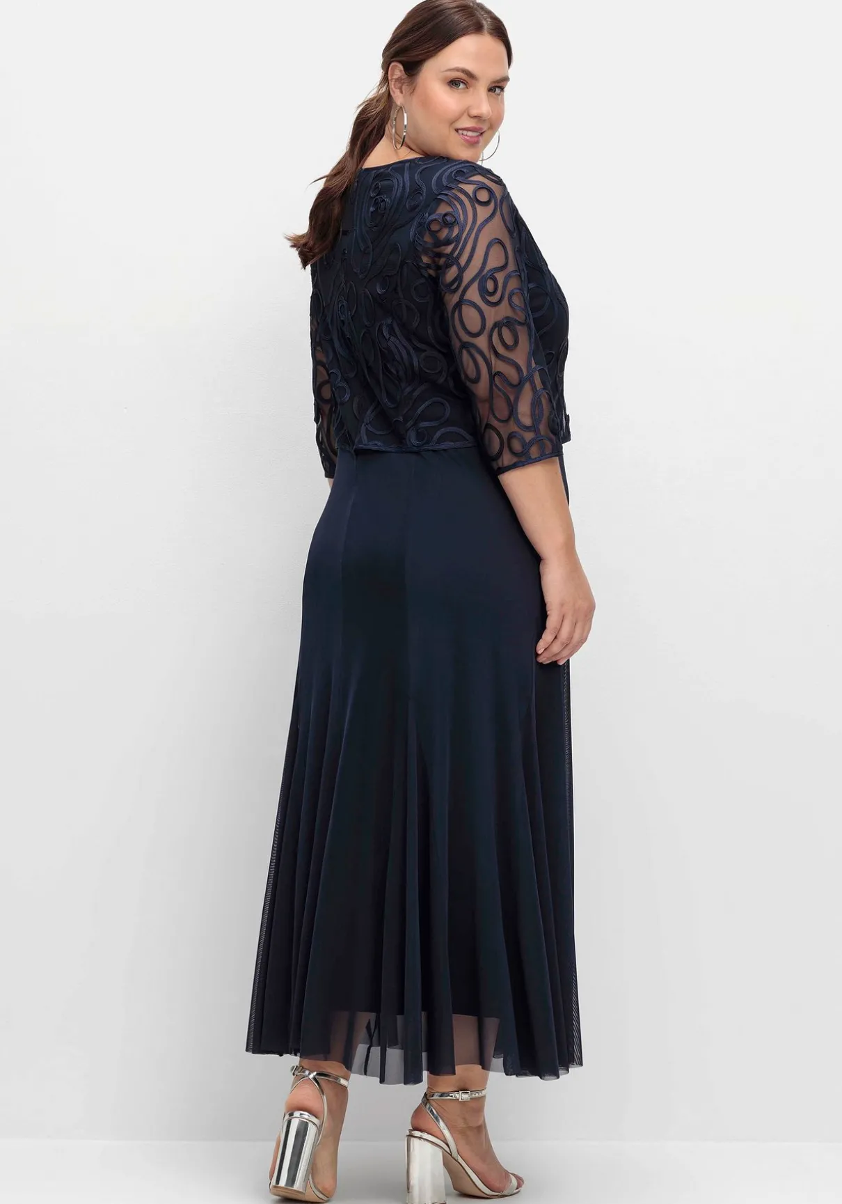 Abendkleid aus Mesh, mit Zierborten