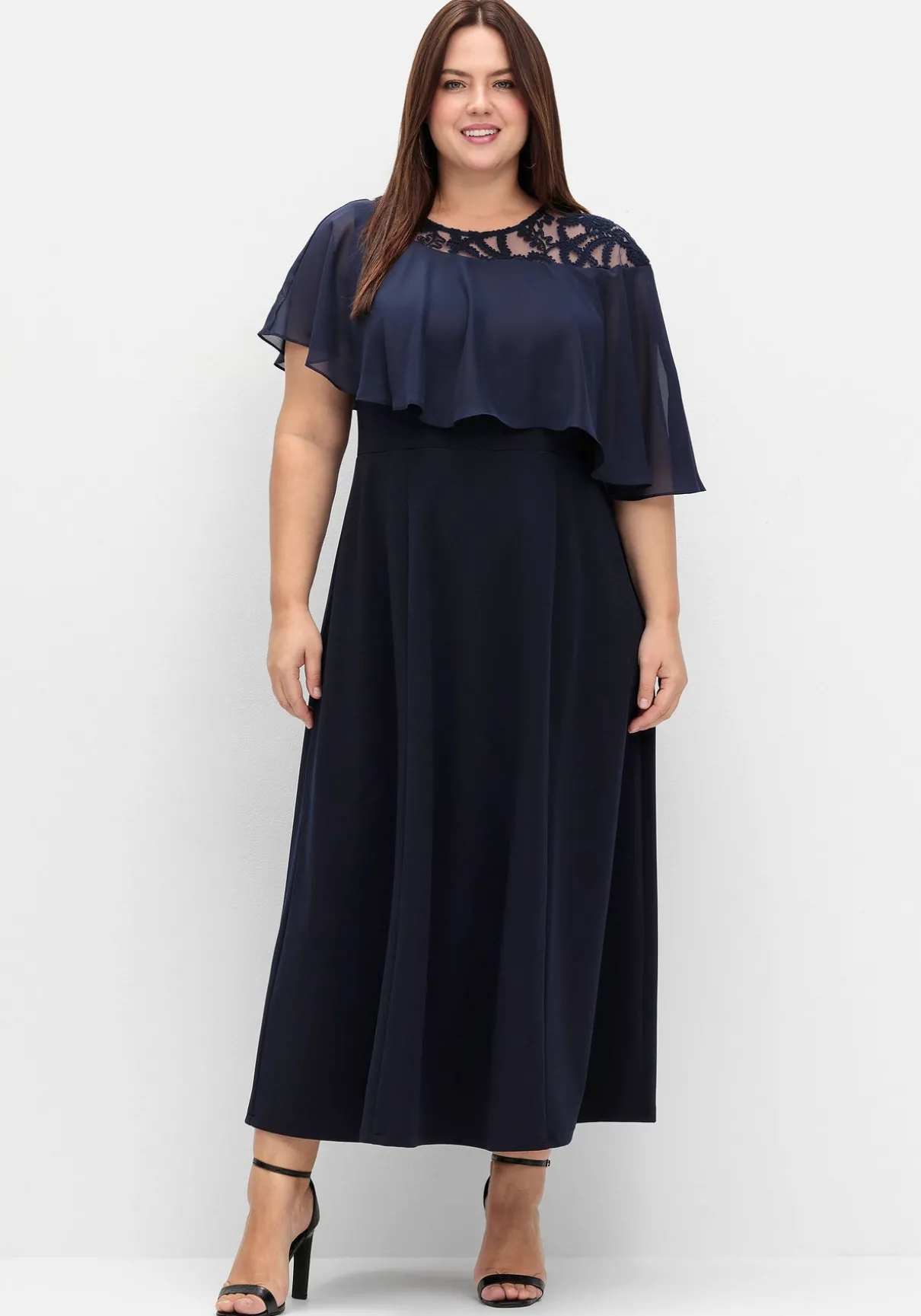 Abendkleid mit Cape aus Spitze, in Midilänge