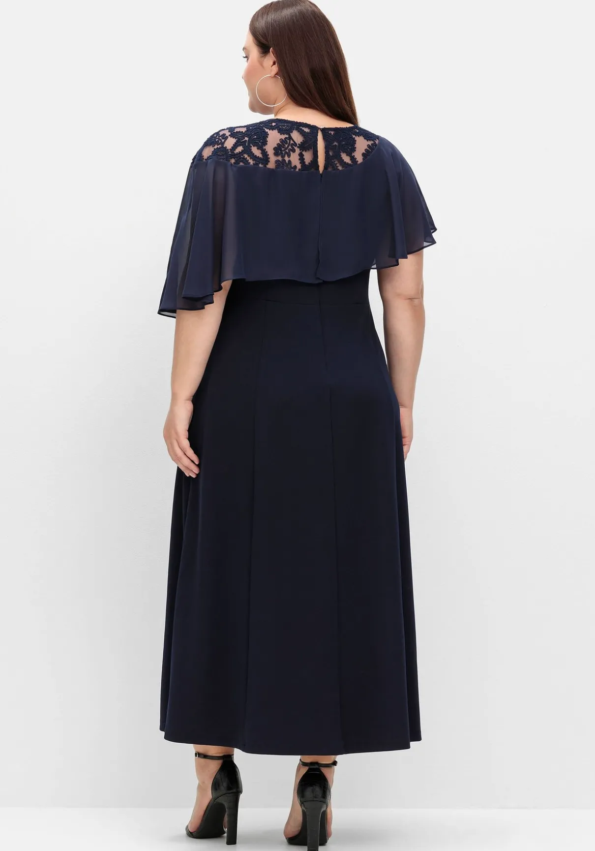 Abendkleid mit Cape aus Spitze, in Midilänge