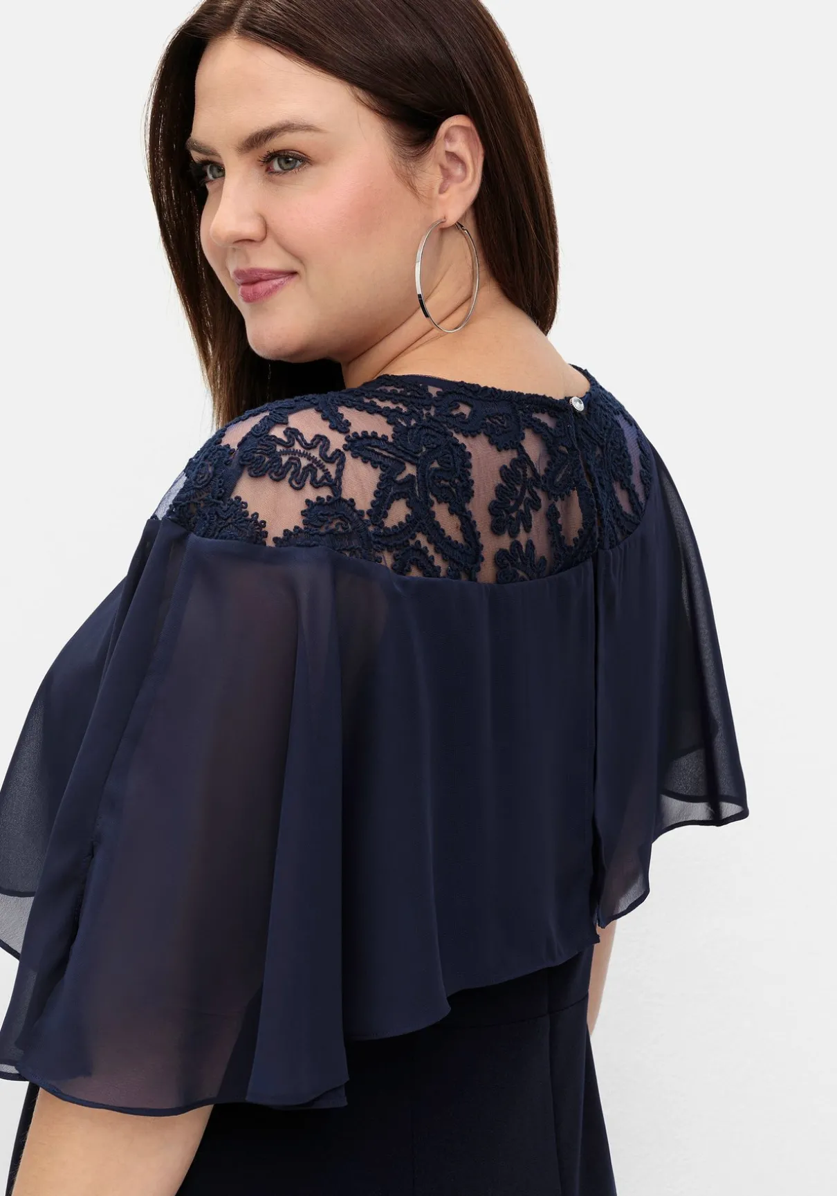 Abendkleid mit Cape aus Spitze, in Midilänge