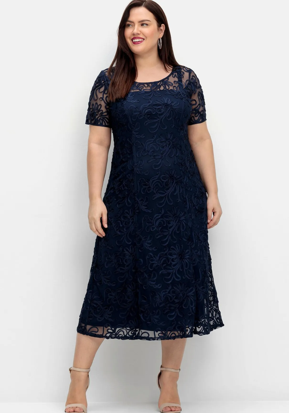 Abendkleid mit dekorativen Zierborten