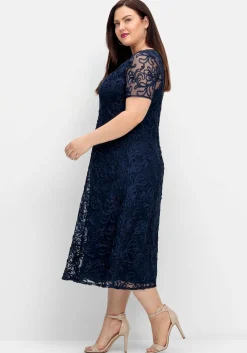 Abendkleid mit dekorativen Zierborten