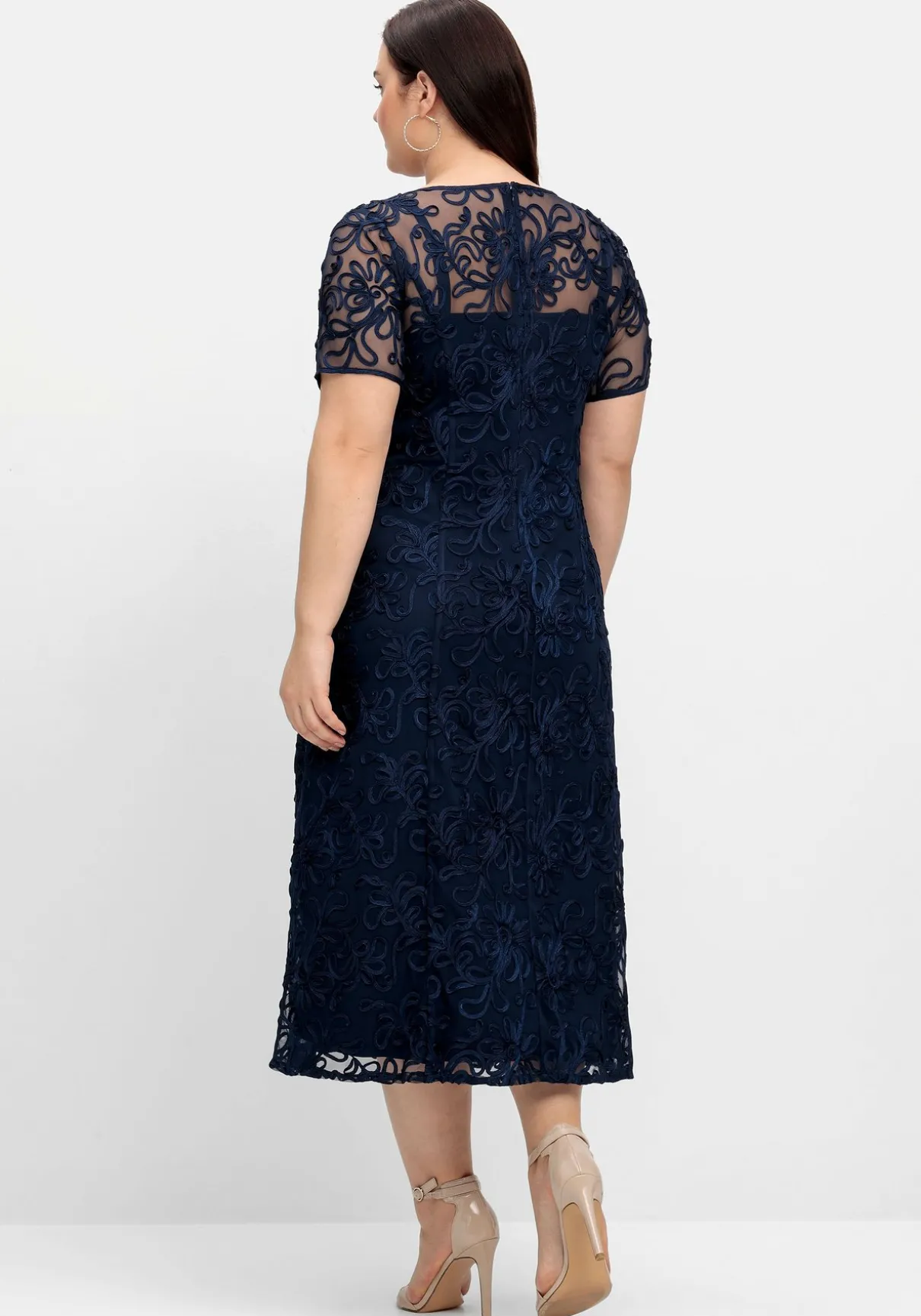 Abendkleid mit dekorativen Zierborten