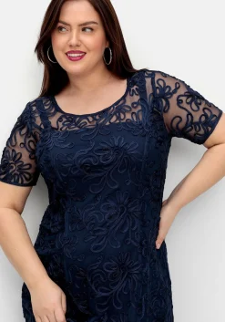 Abendkleid mit dekorativen Zierborten