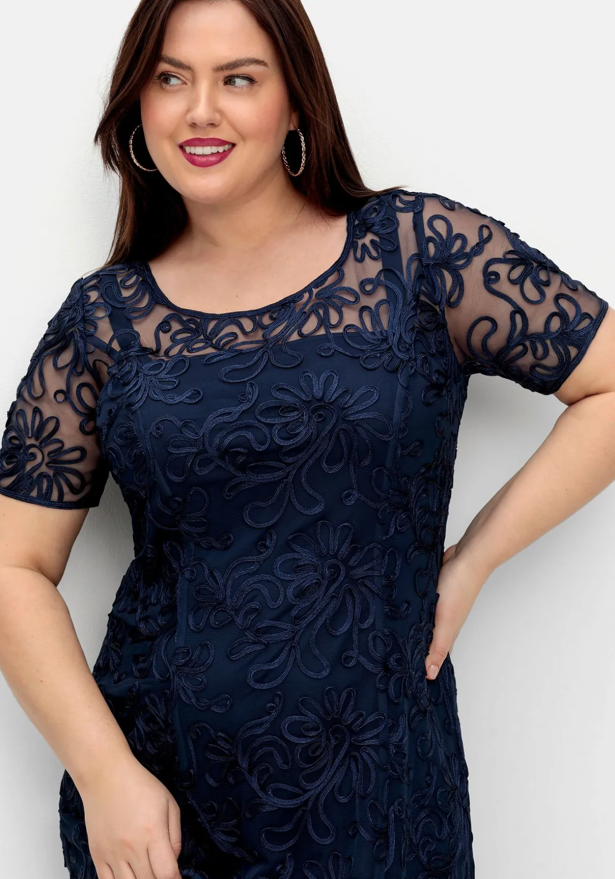 Abendkleid mit dekorativen Zierborten