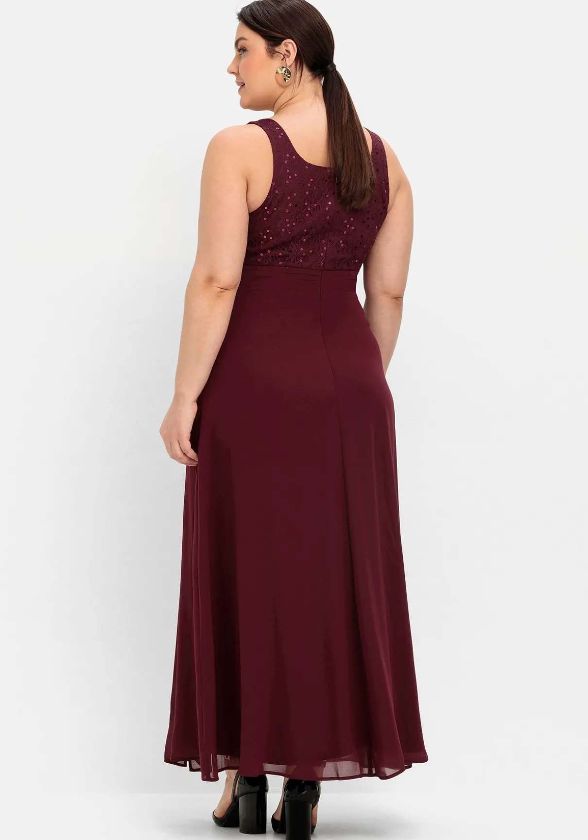 Abendkleid mit floraler Spitze