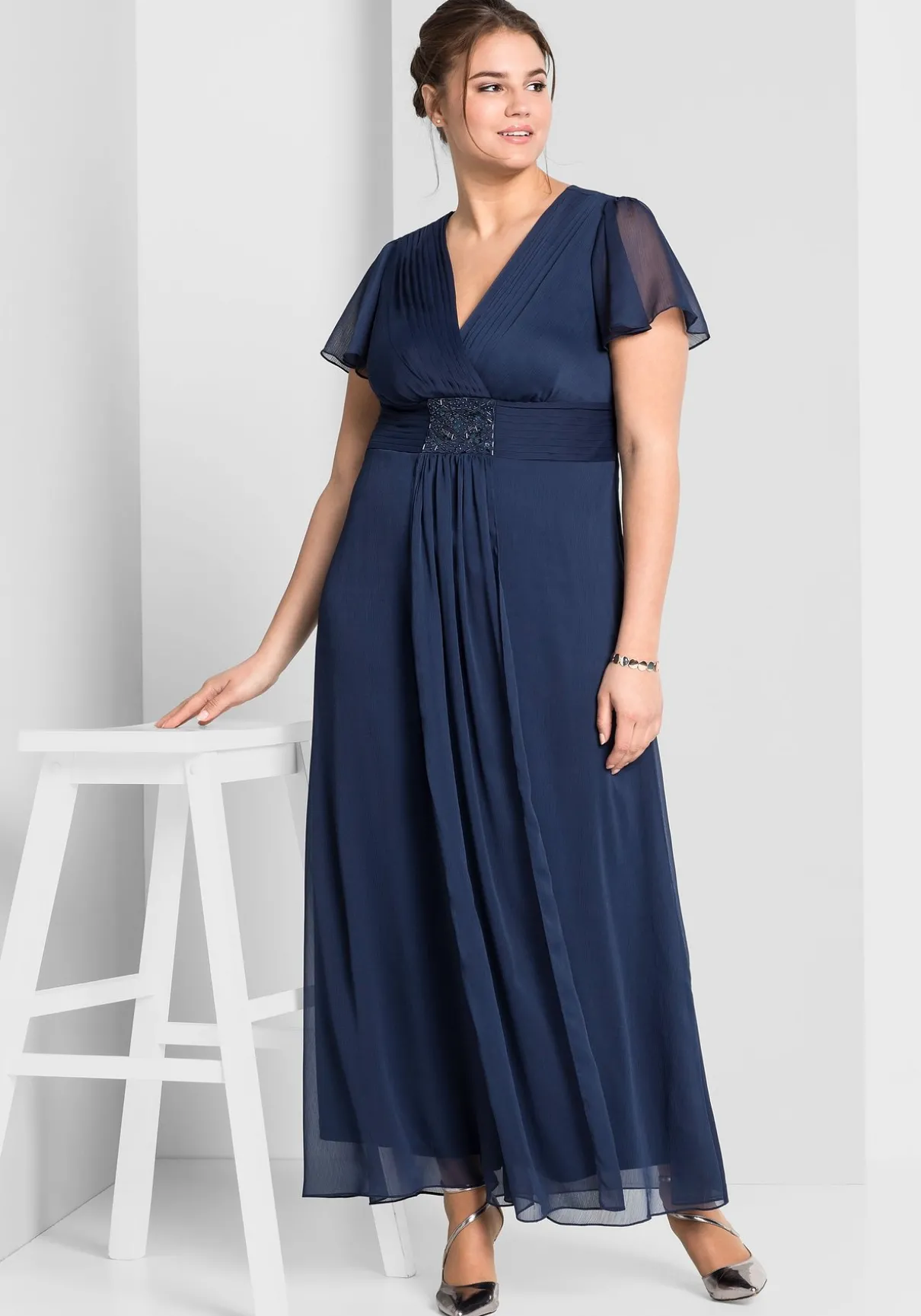 Abendkleid mit Schmuckbrosche, in A-Linie