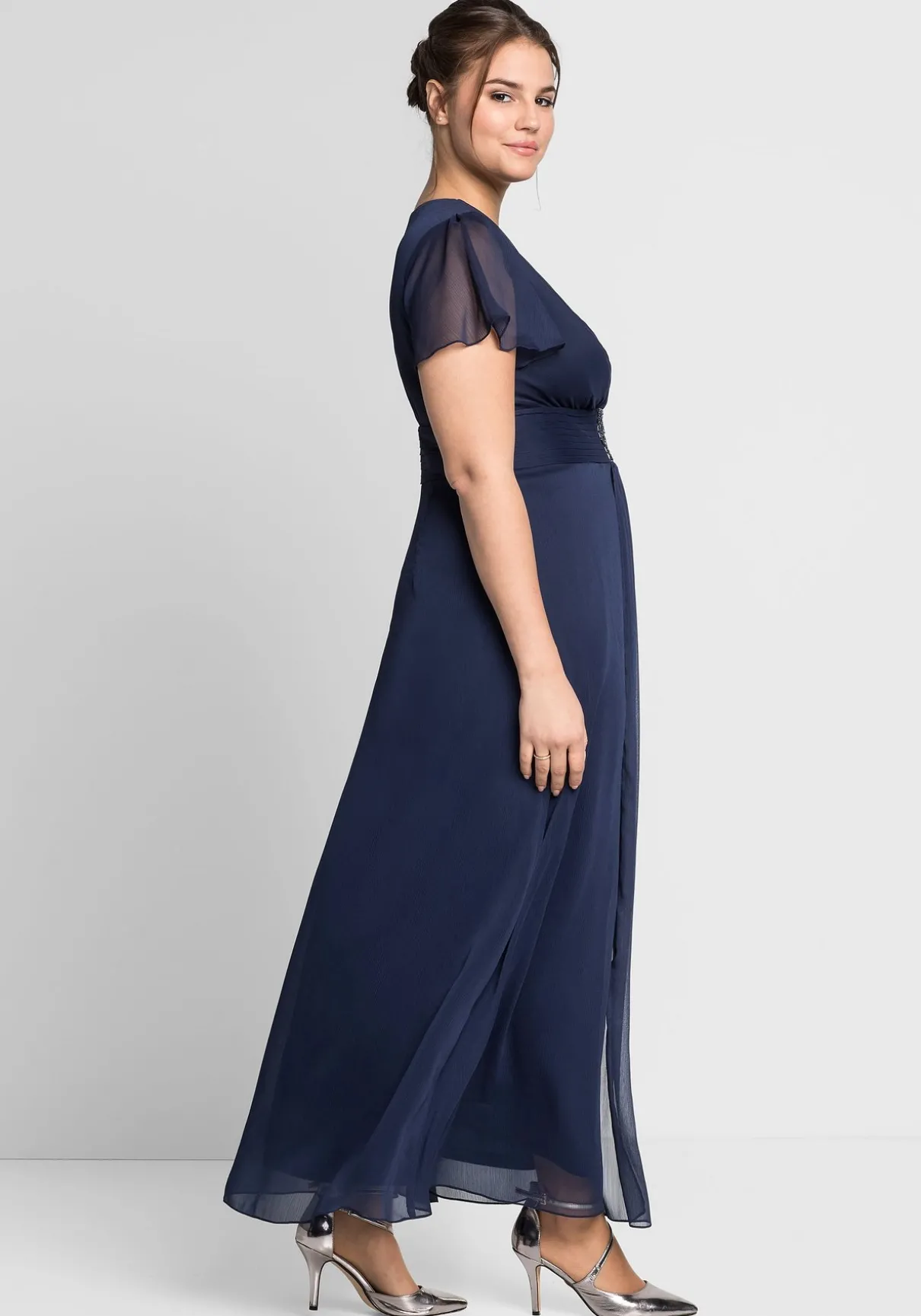 Abendkleid mit Schmuckbrosche, in A-Linie