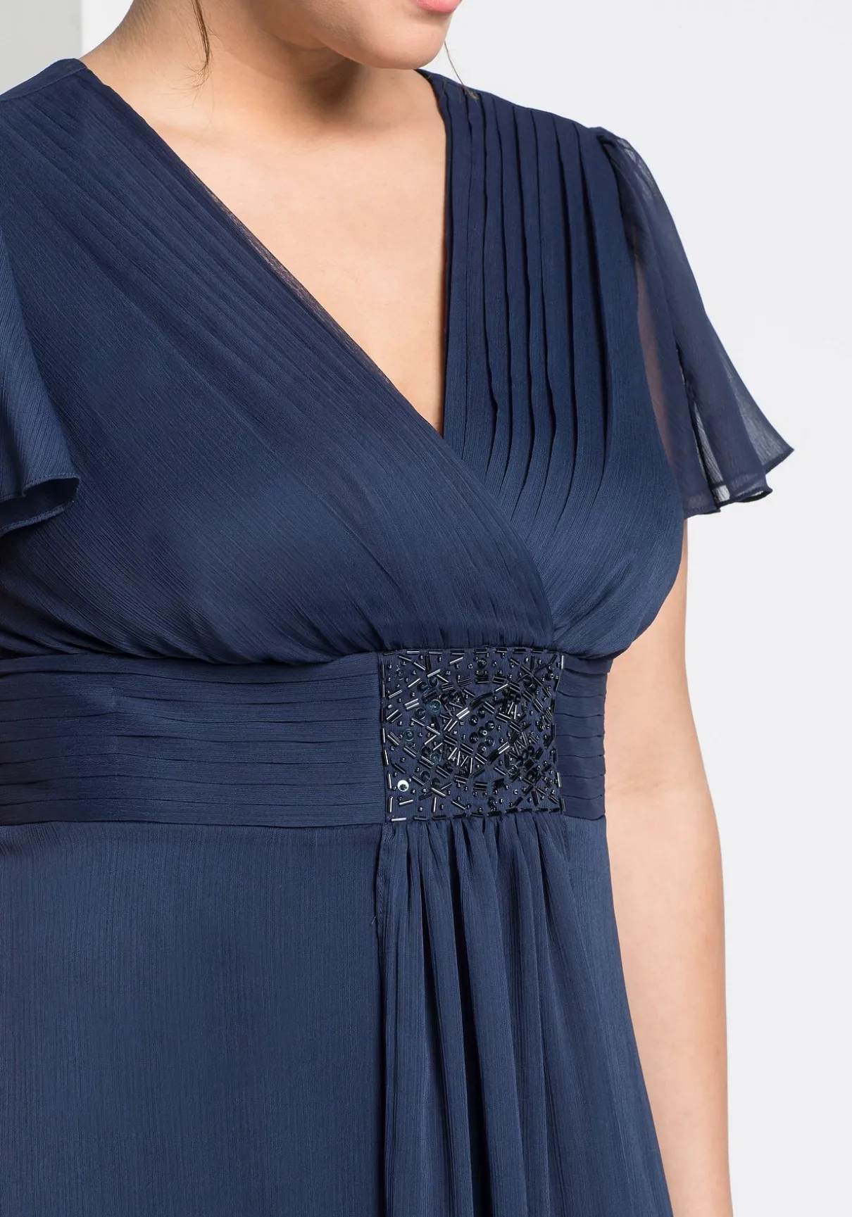 Abendkleid mit Schmuckbrosche, in A-Linie