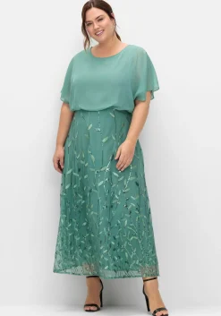 Abendkleid mit Stickereien und Pailletten am Rock