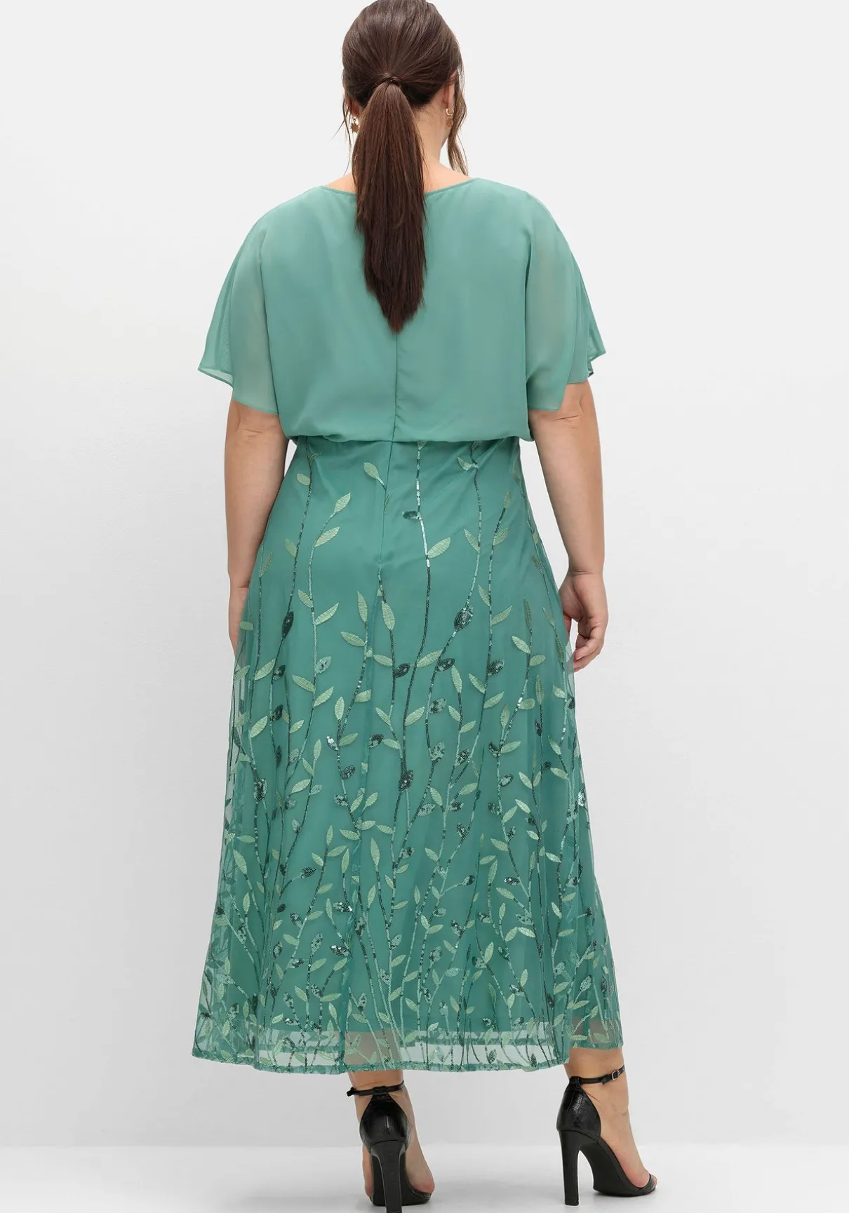 Abendkleid mit Stickereien und Pailletten am Rock