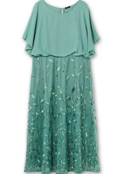 Abendkleid mit Stickereien und Pailletten am Rock