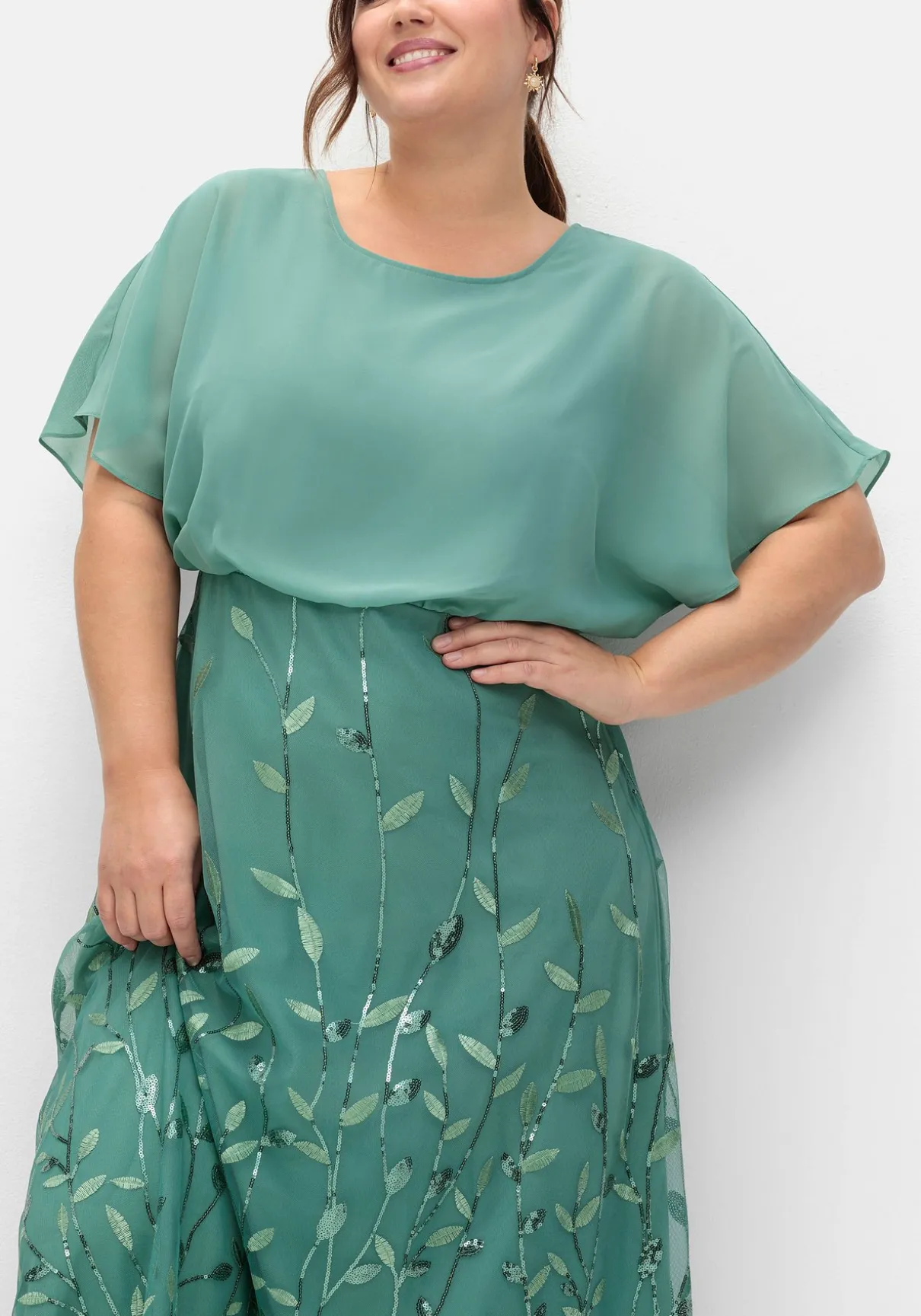 Abendkleid mit Stickereien und Pailletten am Rock