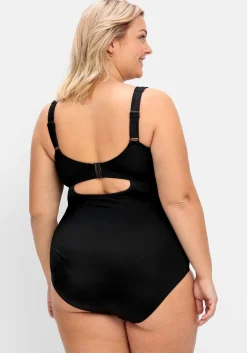 Badeanzug mit hohem Rückenausschnitt.