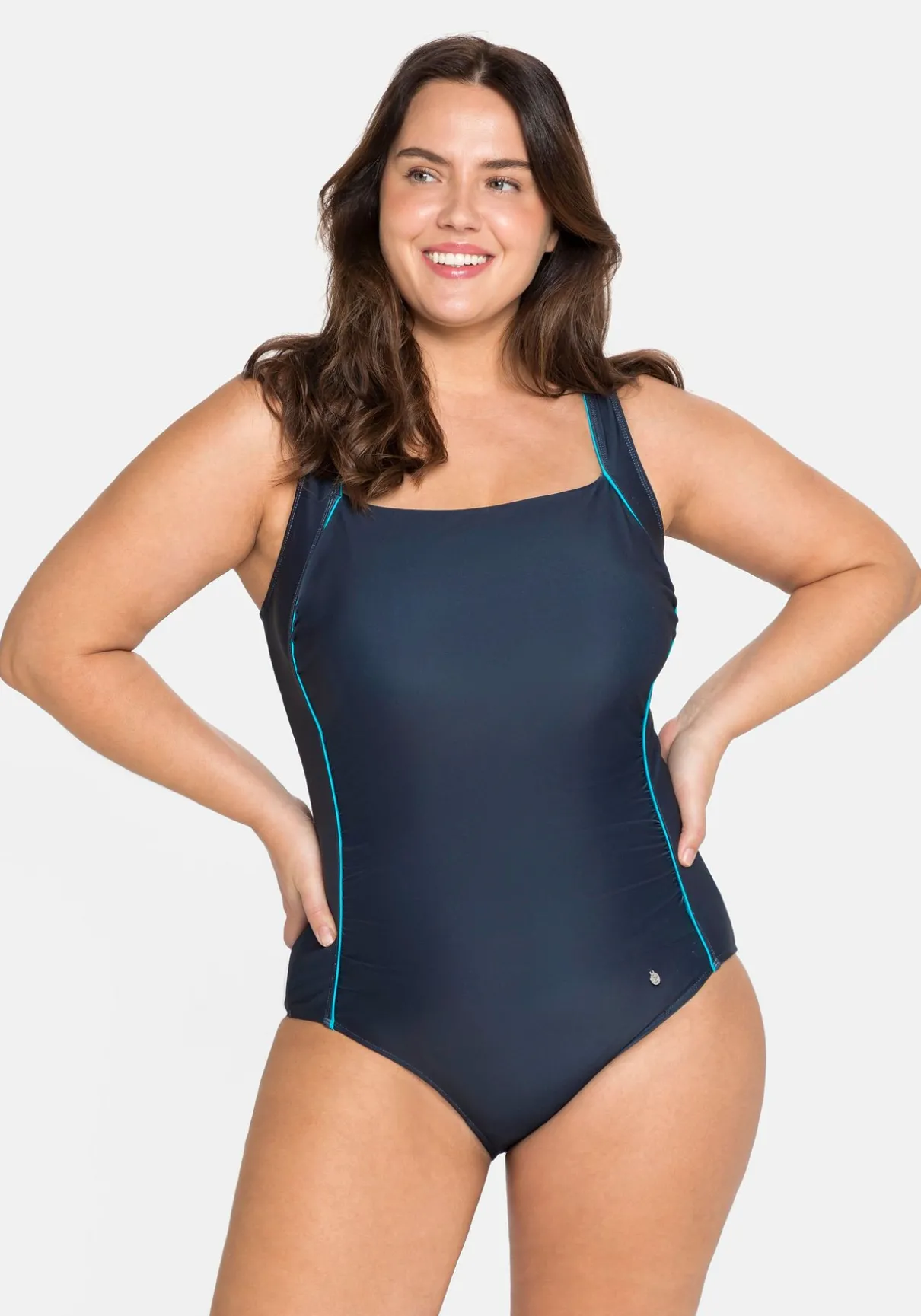 Badeanzug mit Paspeln; Shaping-Effekt