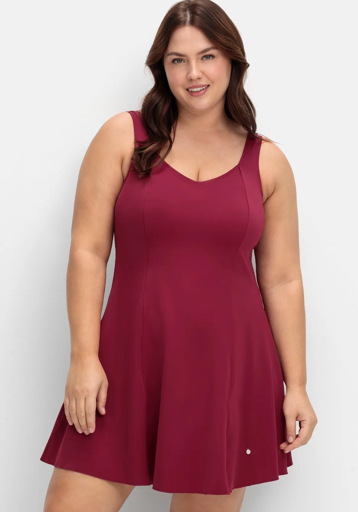 Badekleid mit V-Ausschnitt und integrierter Hose.