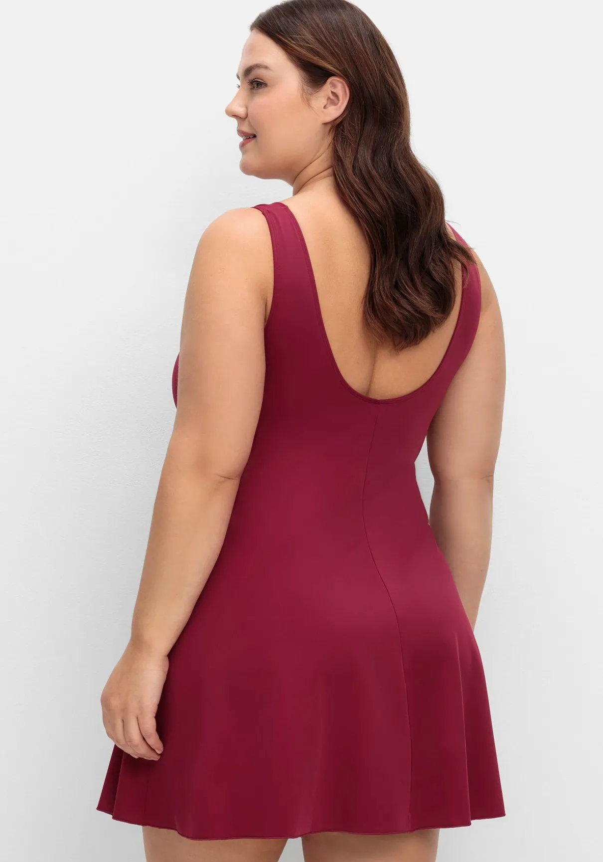 Badekleid mit V-Ausschnitt und integrierter Hose.