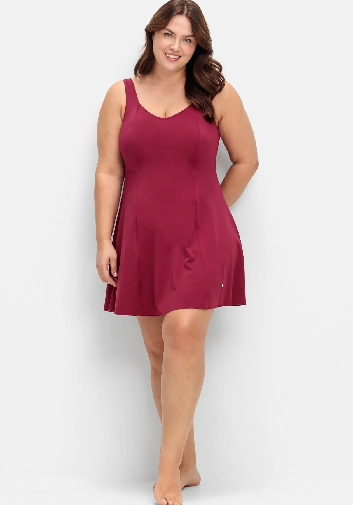 Badekleid mit V-Ausschnitt und integrierter Hose.