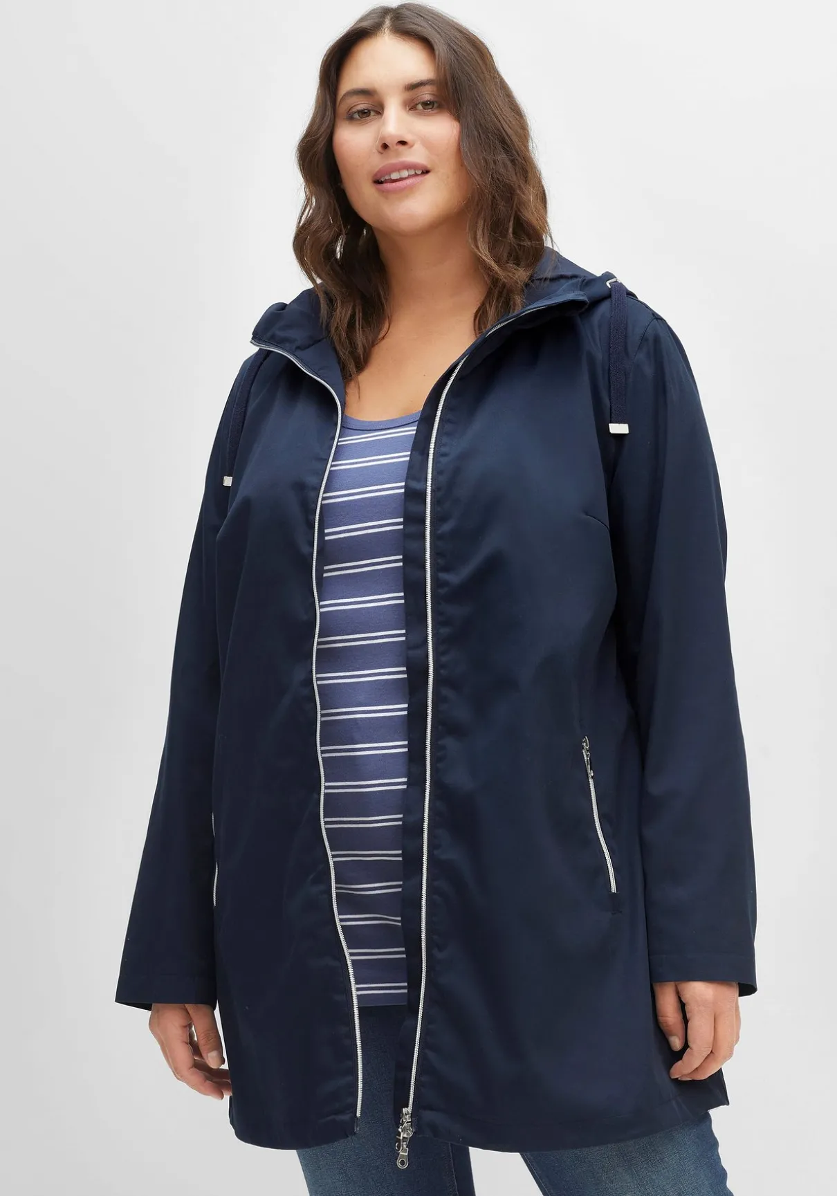 Übergangsjacke in A-Linie, mit Kapuze und Reißverschluss