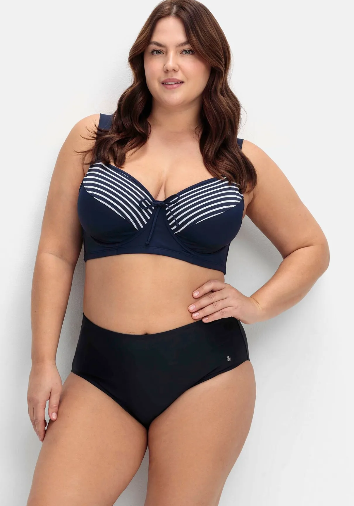 Bikinihose in hohem Schnitt, mit Shaping-Einsatz