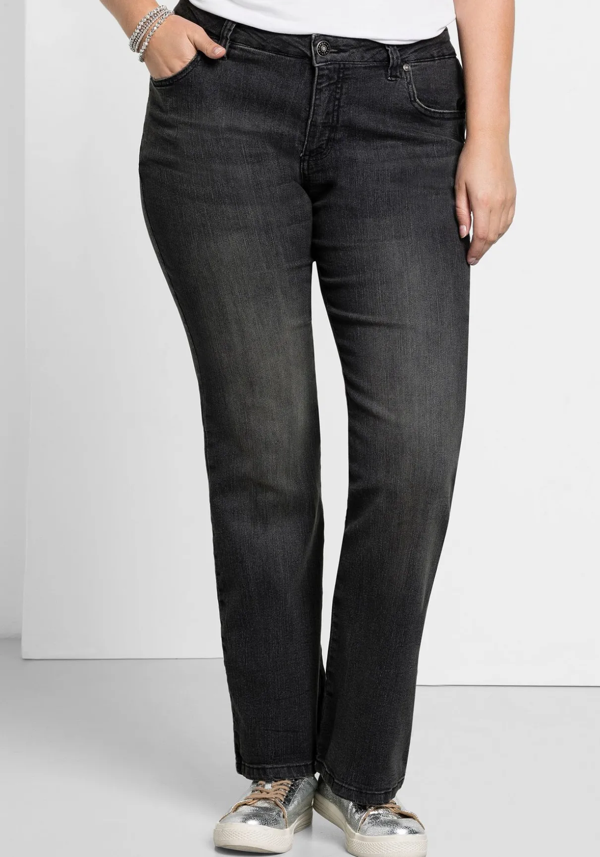 Bootcut-Jeans in 5-Pocket-Form, mit Used-Effekten