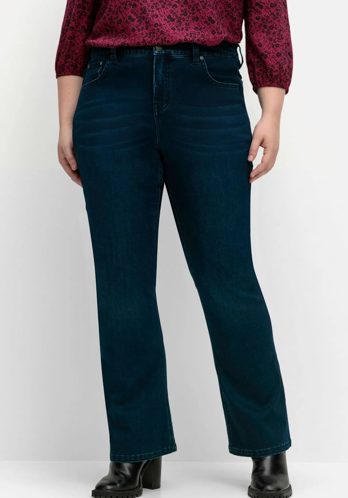 Bootcut-Jeans mit Catfaces und Shaping-Einsatz