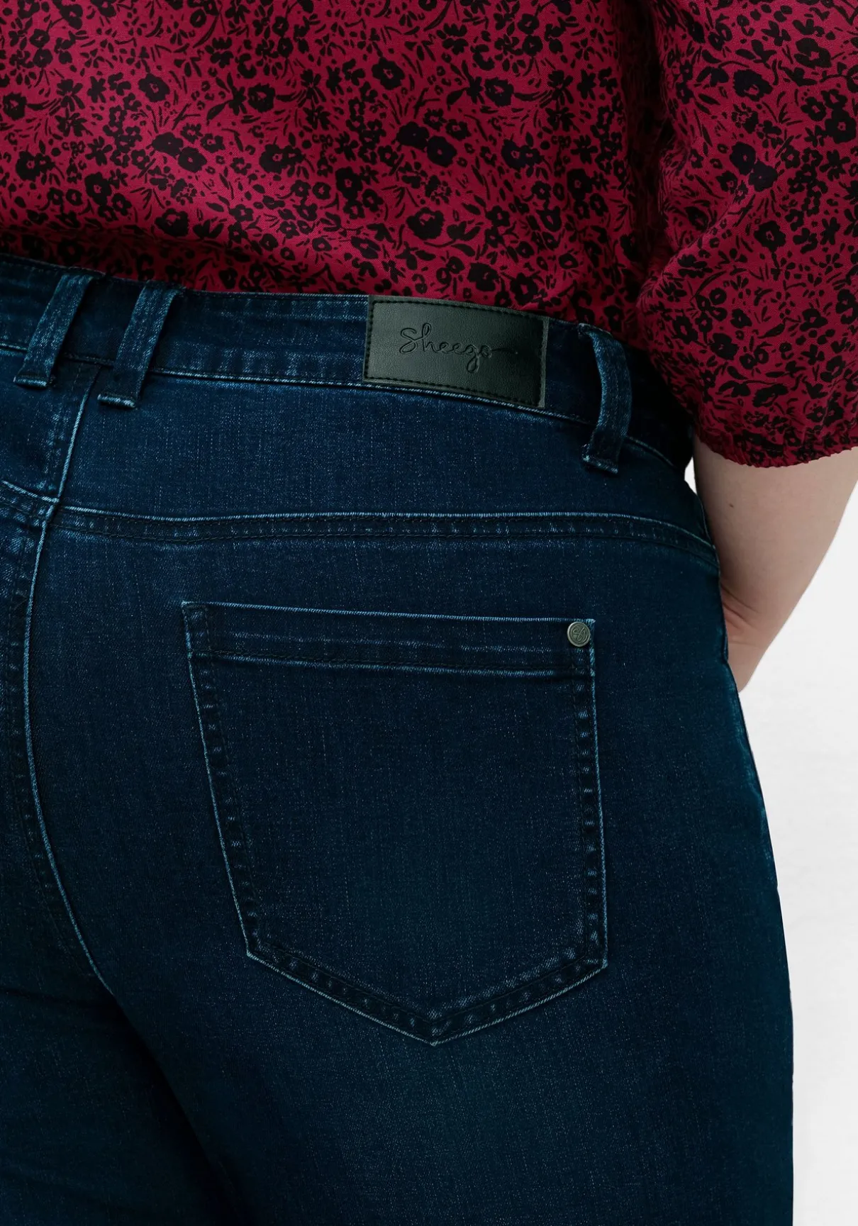 Bootcut-Jeans mit Catfaces und Shaping-Einsatz