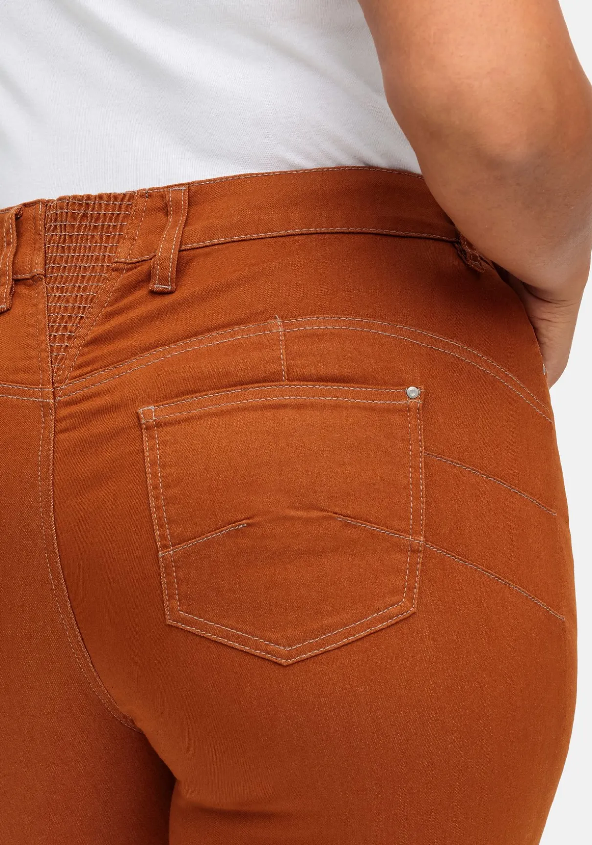 Bootcut-Jeans mit Push-up-Effekt