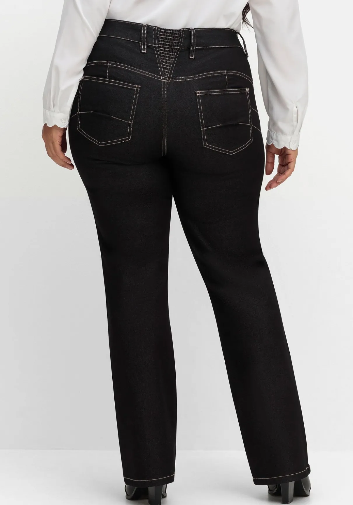 Bootcut-Jeans mit Push-up-Effekt