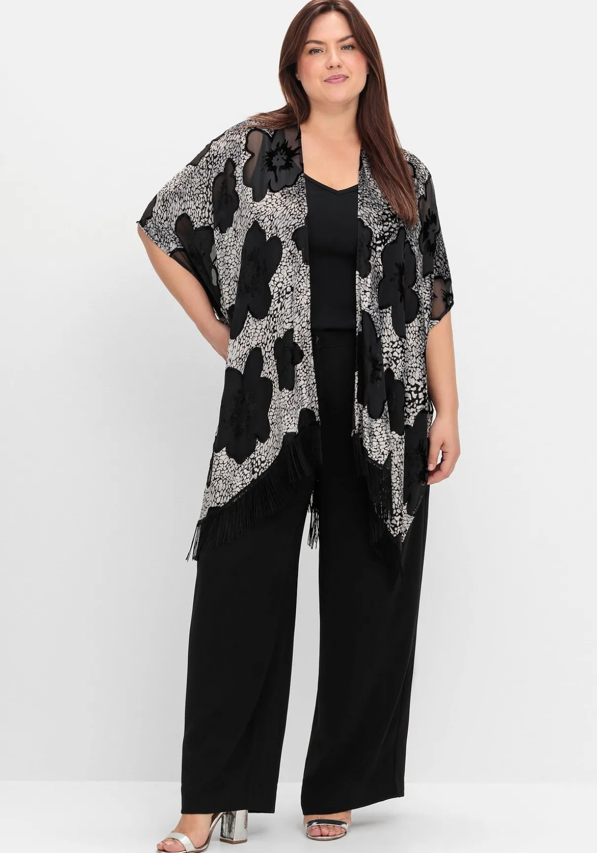 Cape im Kimonostil mit Samt- und Ausbrennerdetails