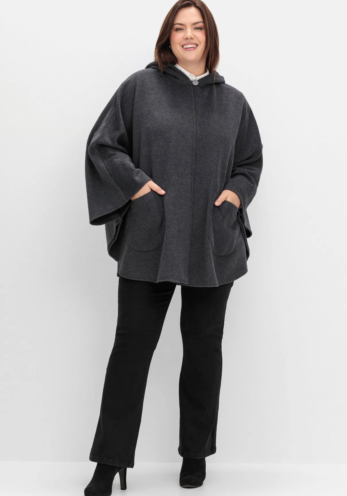 Cape mit Kapuze und 1-Knopf-Verschluss
