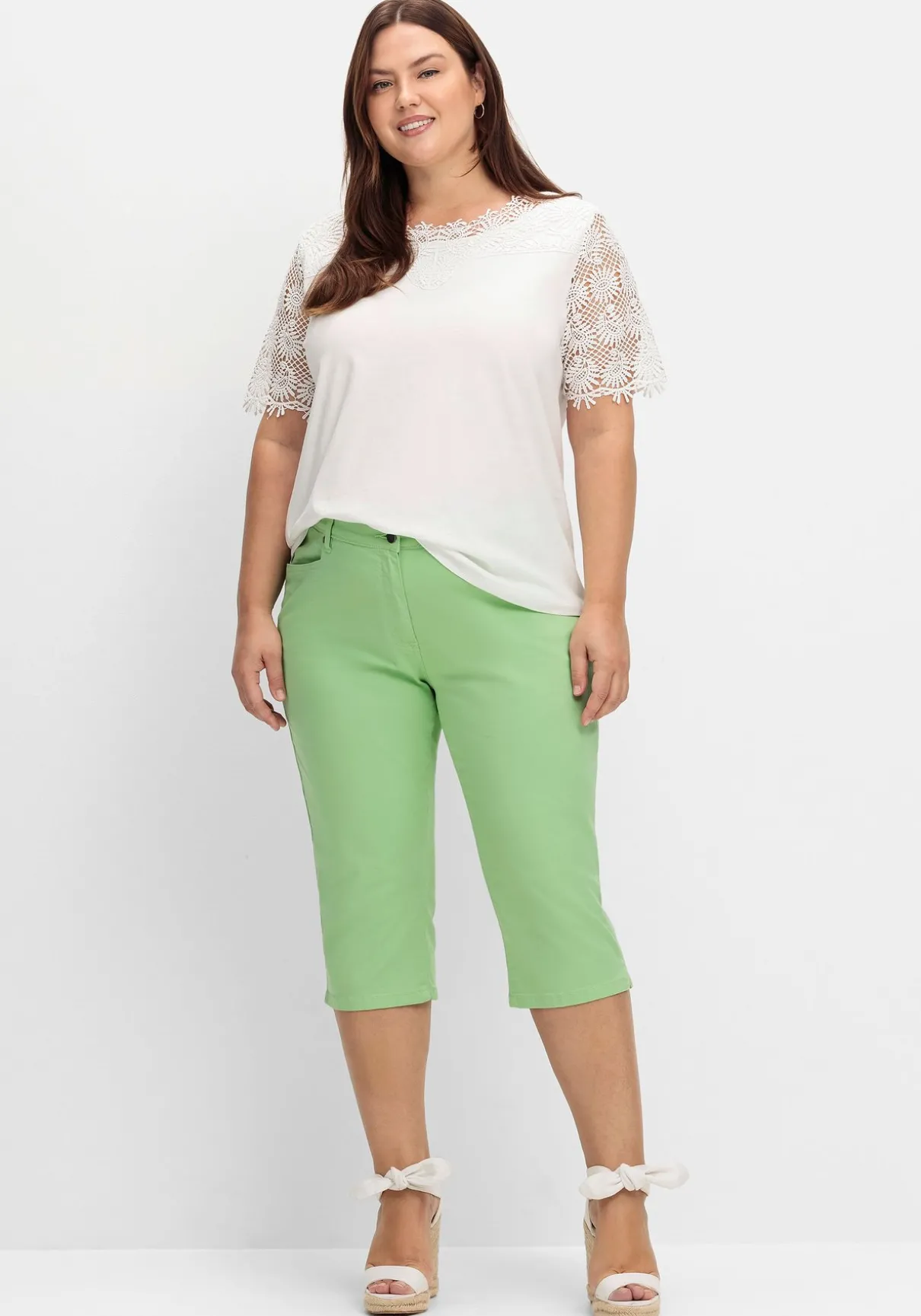 Caprijeans mit Teilgummibund und Glitzersteinen