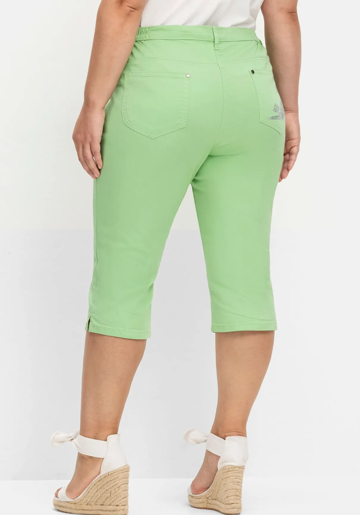 Caprijeans mit Teilgummibund und Glitzersteinen