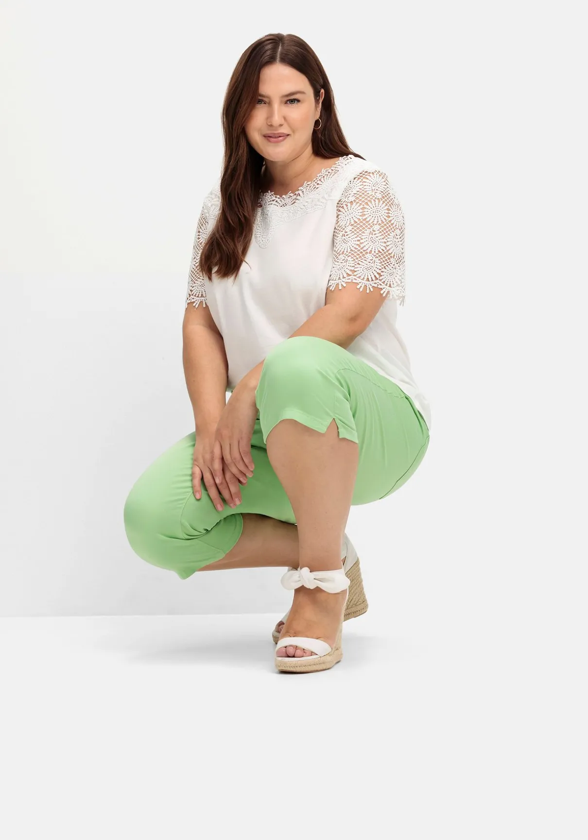 Caprijeans mit Teilgummibund und Glitzersteinen