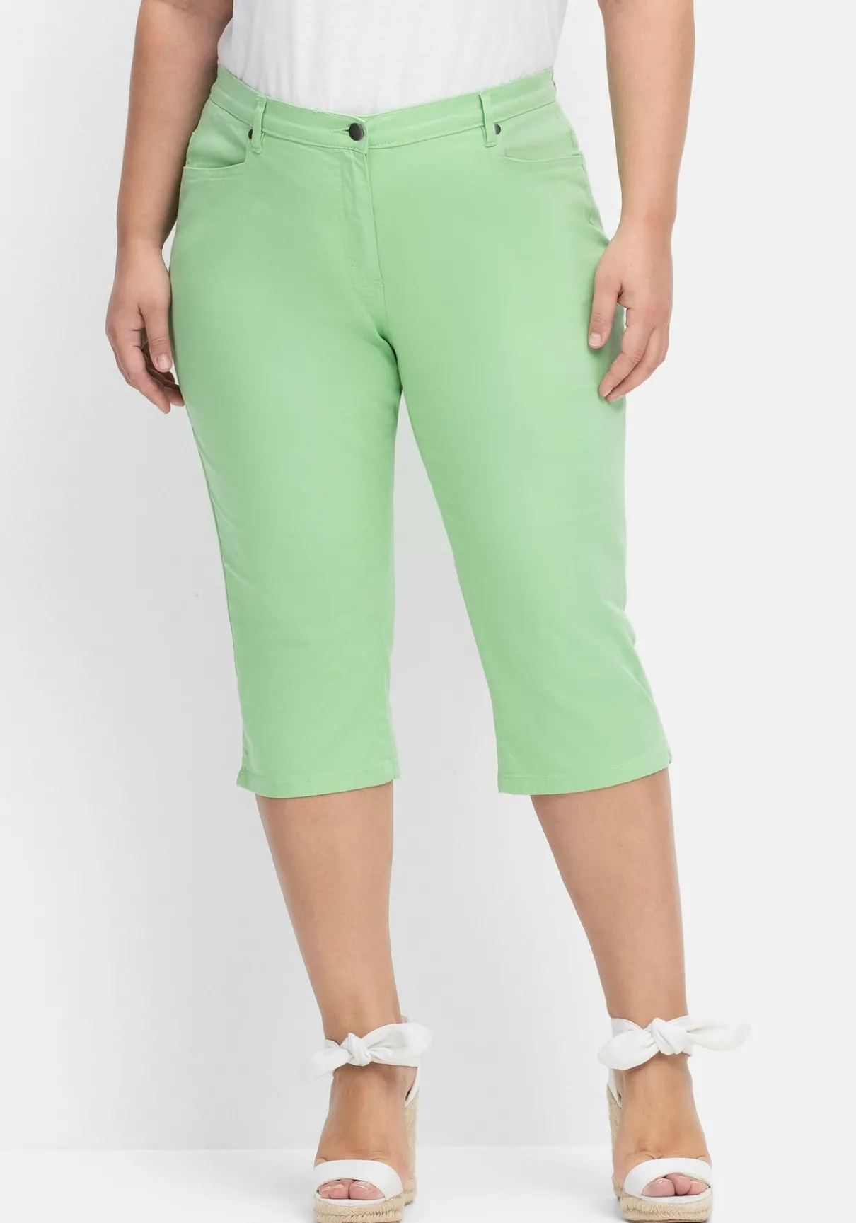 Caprijeans mit Teilgummibund und Glitzersteinen