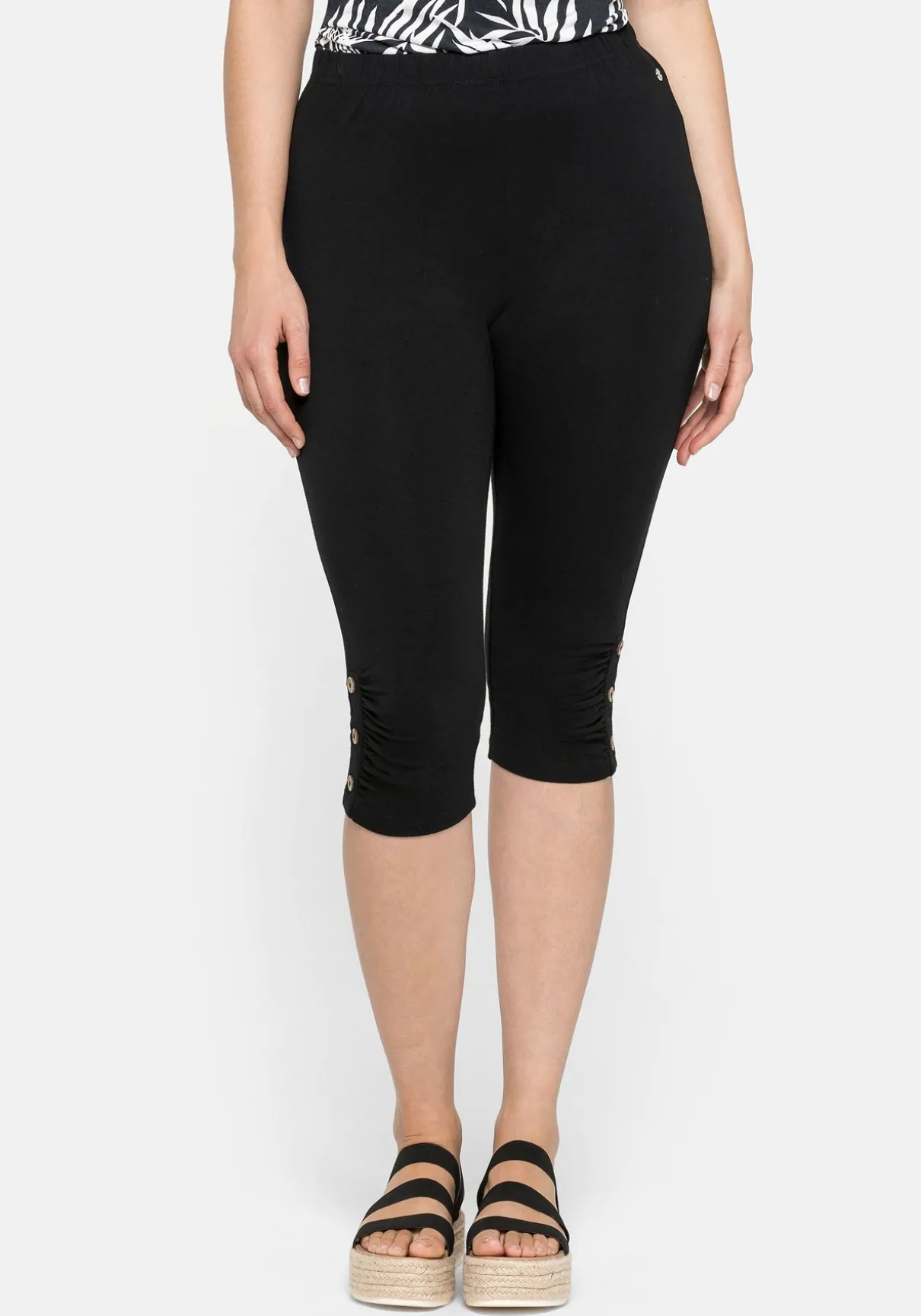 Caprileggings mit Raffung und Deko-Knöpfen am Saum