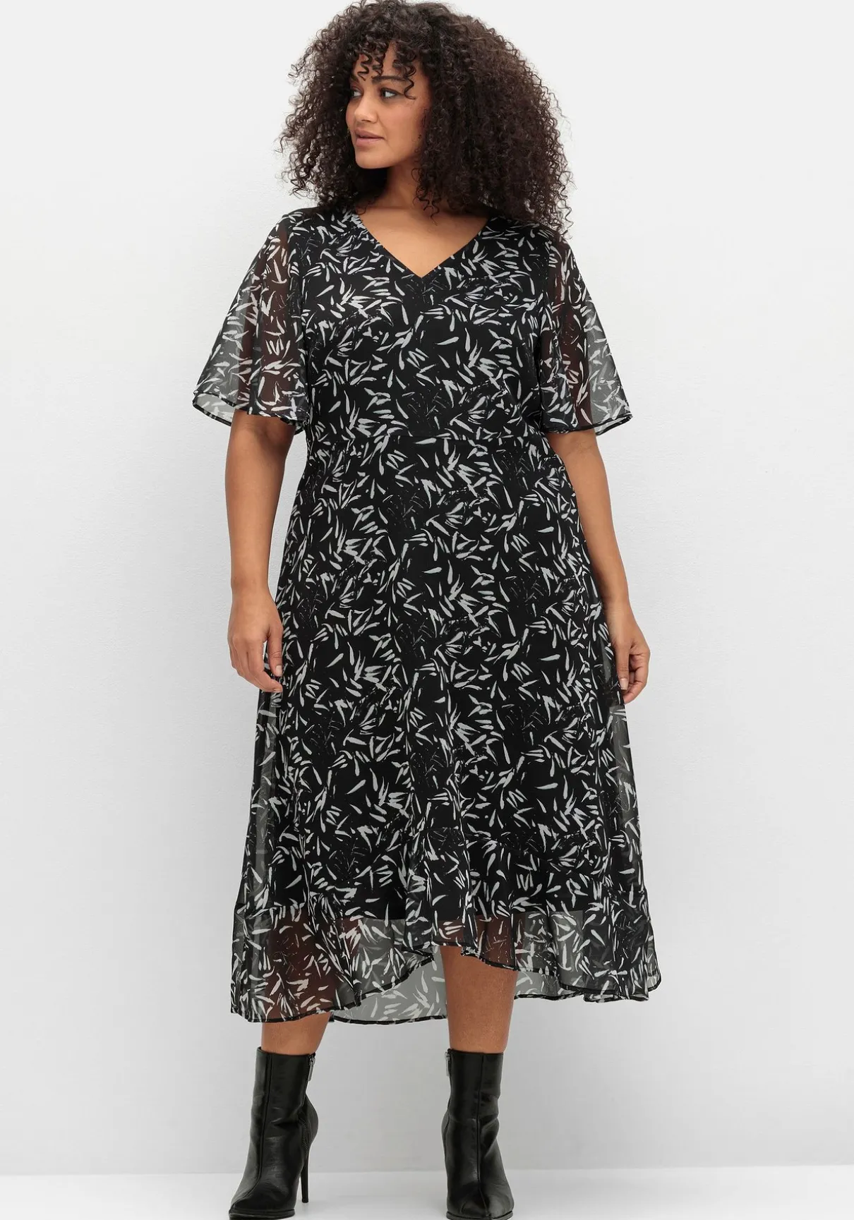 Chiffonkleid mit Blumendruck und Volant am Saum