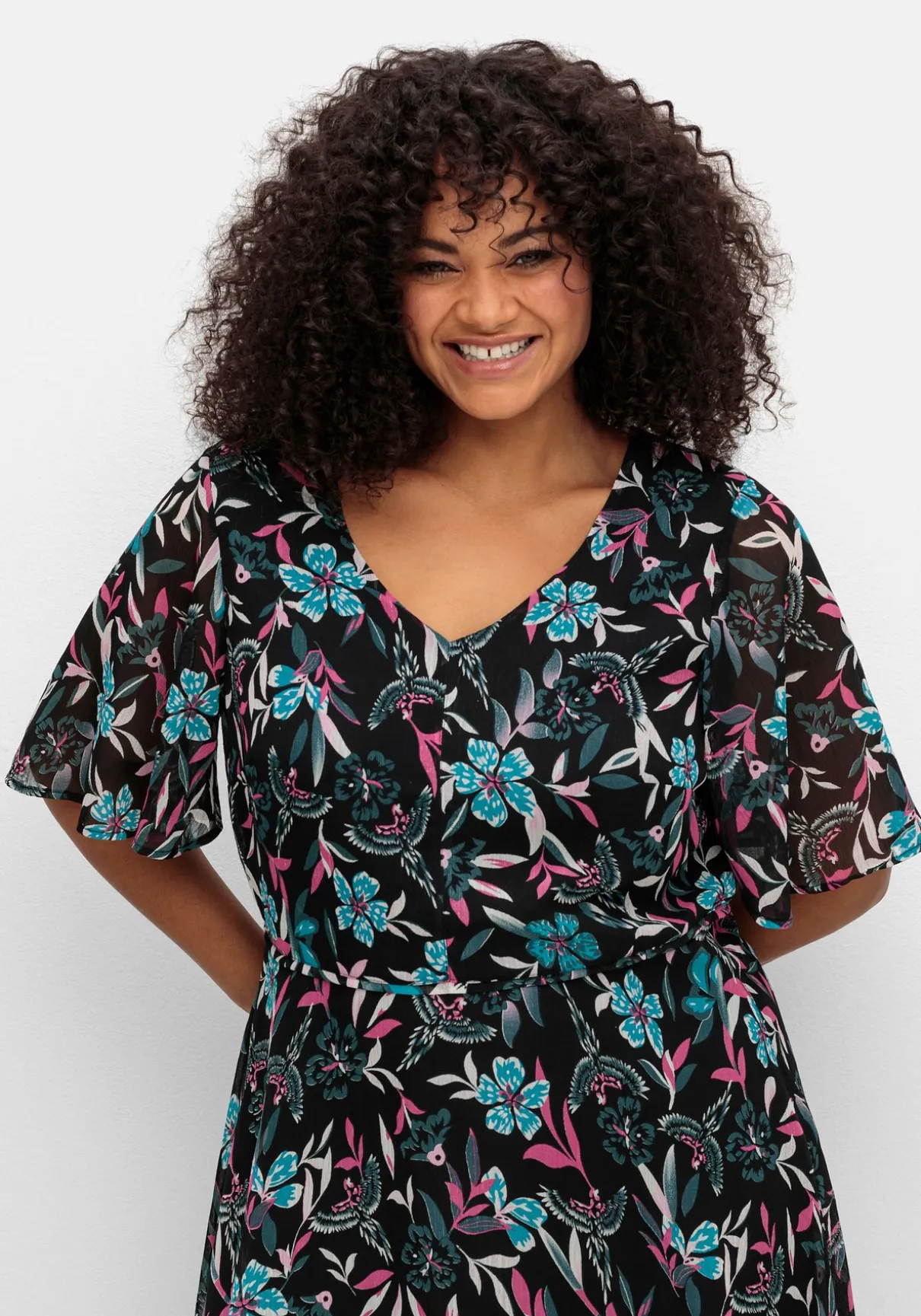 Chiffonkleid mit Blumendruck und Flügelärmeln