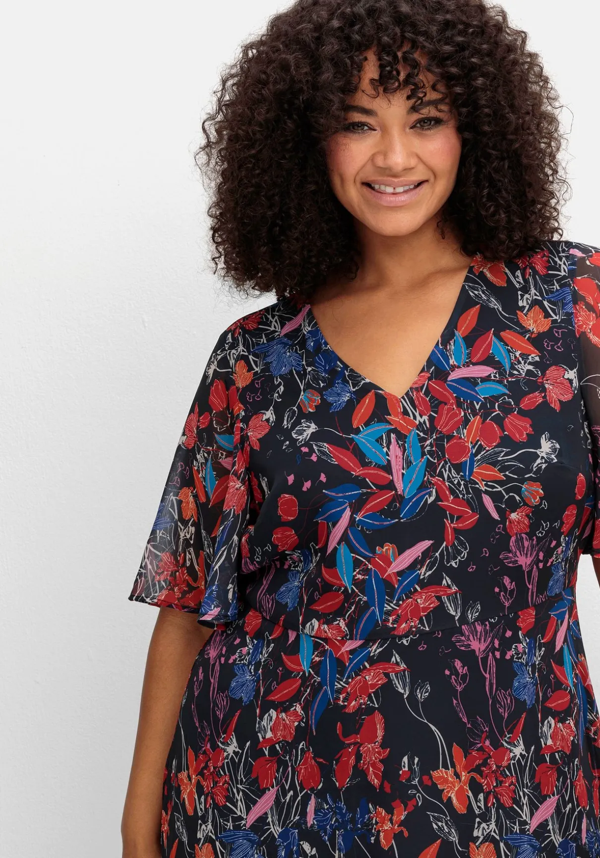 Chiffonkleid mit Blumendruck und Volant am Saum