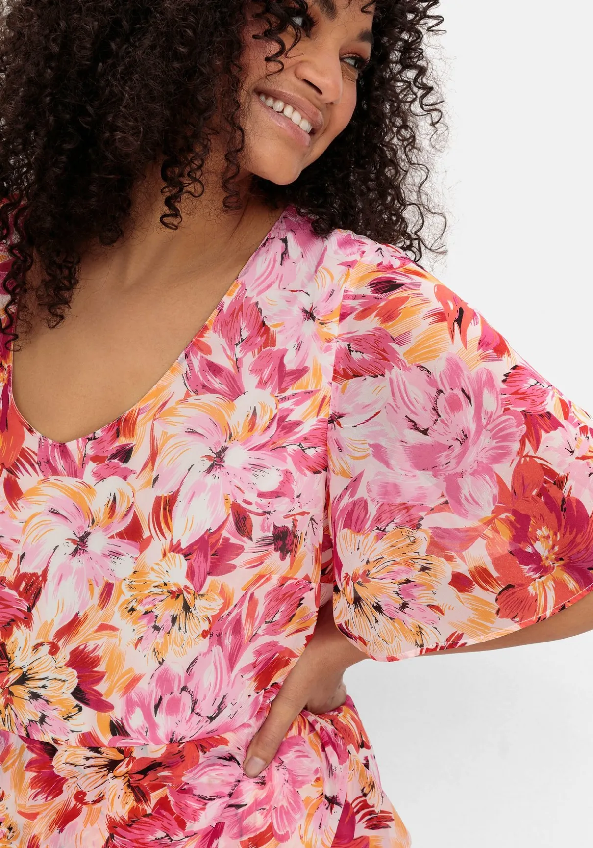 Chiffonkleid mit Blumendruck und Flügelärmeln