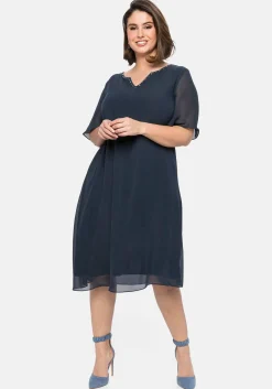 Chiffonkleid mit Schmucksteinen am Ausschnitt