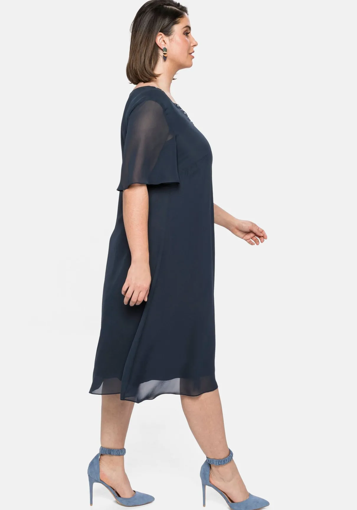 Chiffonkleid mit Schmucksteinen am Ausschnitt