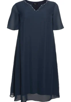 Chiffonkleid mit Schmucksteinen am Ausschnitt