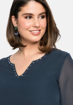 Chiffonkleid mit Schmucksteinen am Ausschnitt