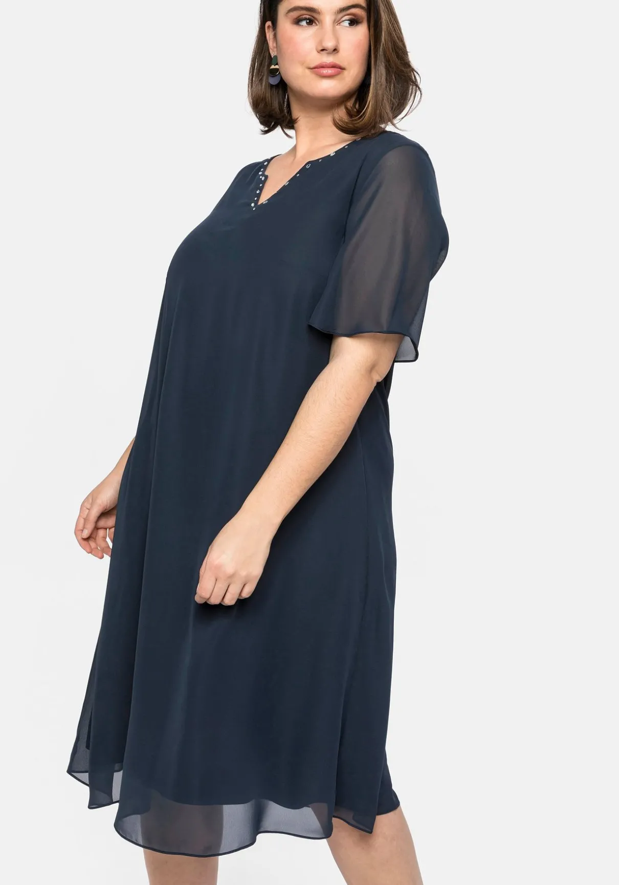 Chiffonkleid mit Schmucksteinen am Ausschnitt