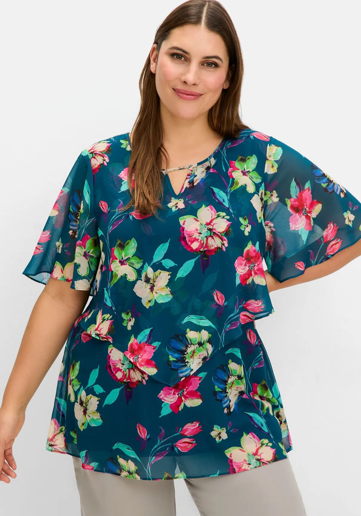 Chiffontunika mit Blumenprint, im Lagenlook