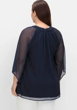 Chiffontunika mit Schmuckausschnitt