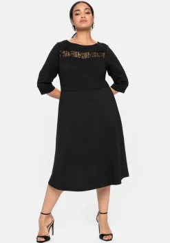 Cocktailkleid mit U-Boot-Ausschnitt und Spitzeneinsatz