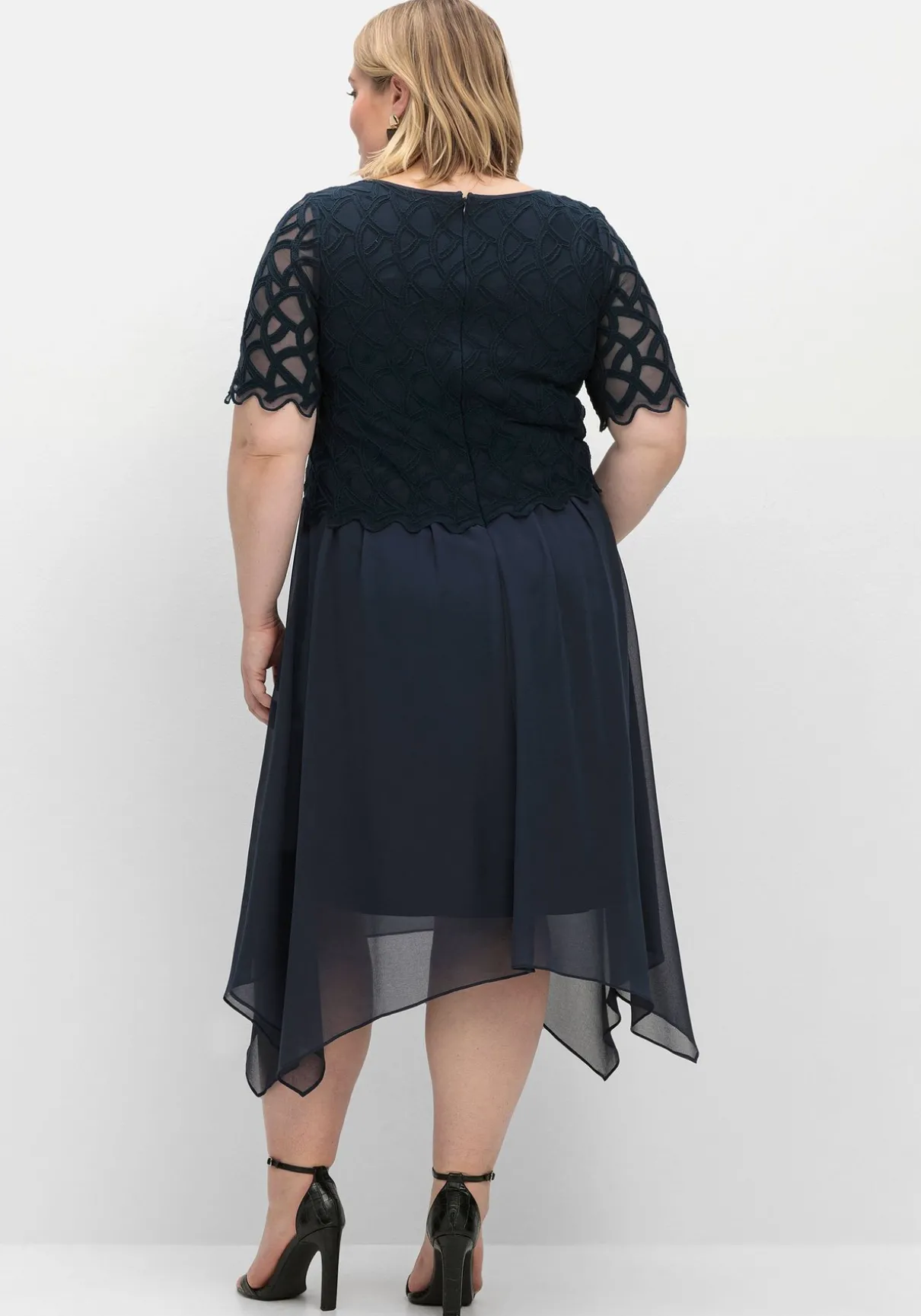 Cocktailkleid aus Chiffon, mit Zierbortenstickerei