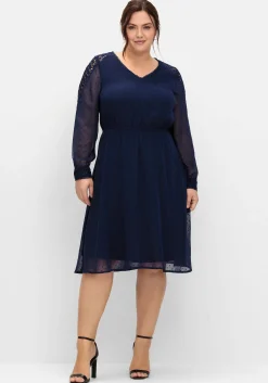 Cocktailkleid aus Dobby-Chiffon, mit Spitze am Ärmel